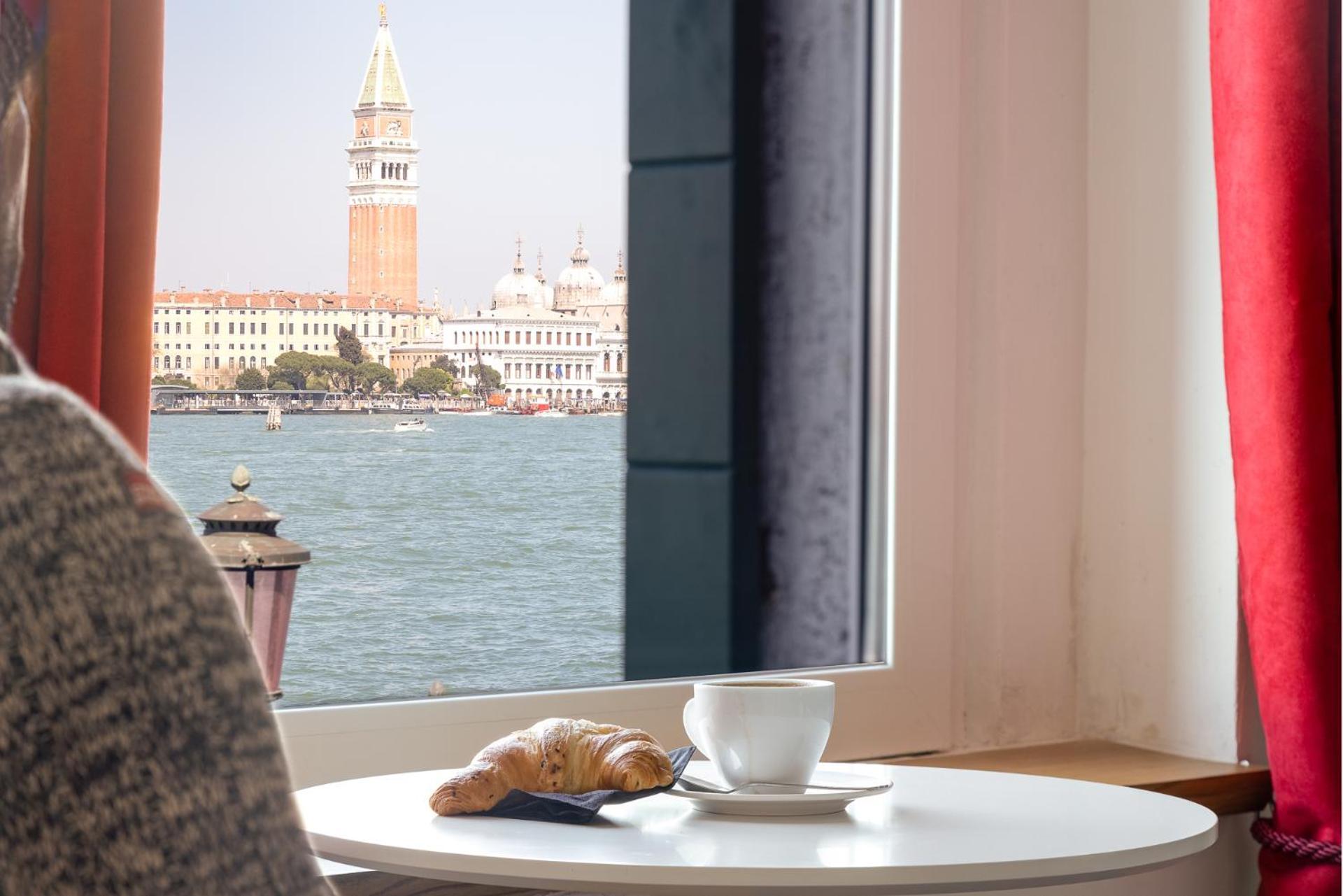 3 Windows On St - Waterfront * Venice