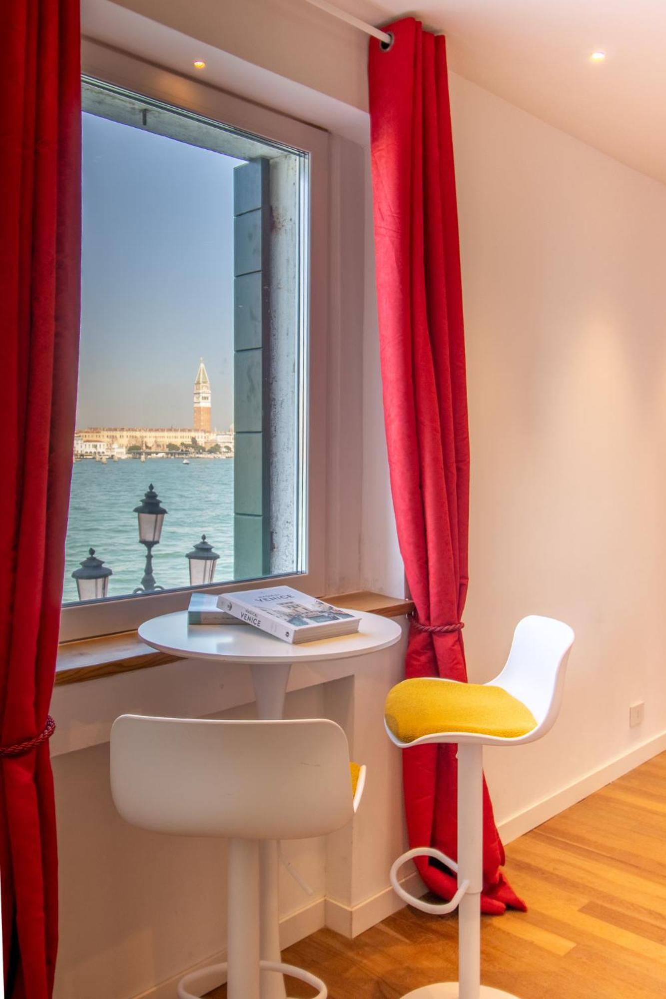 3 Windows On St - Waterfront Venedig